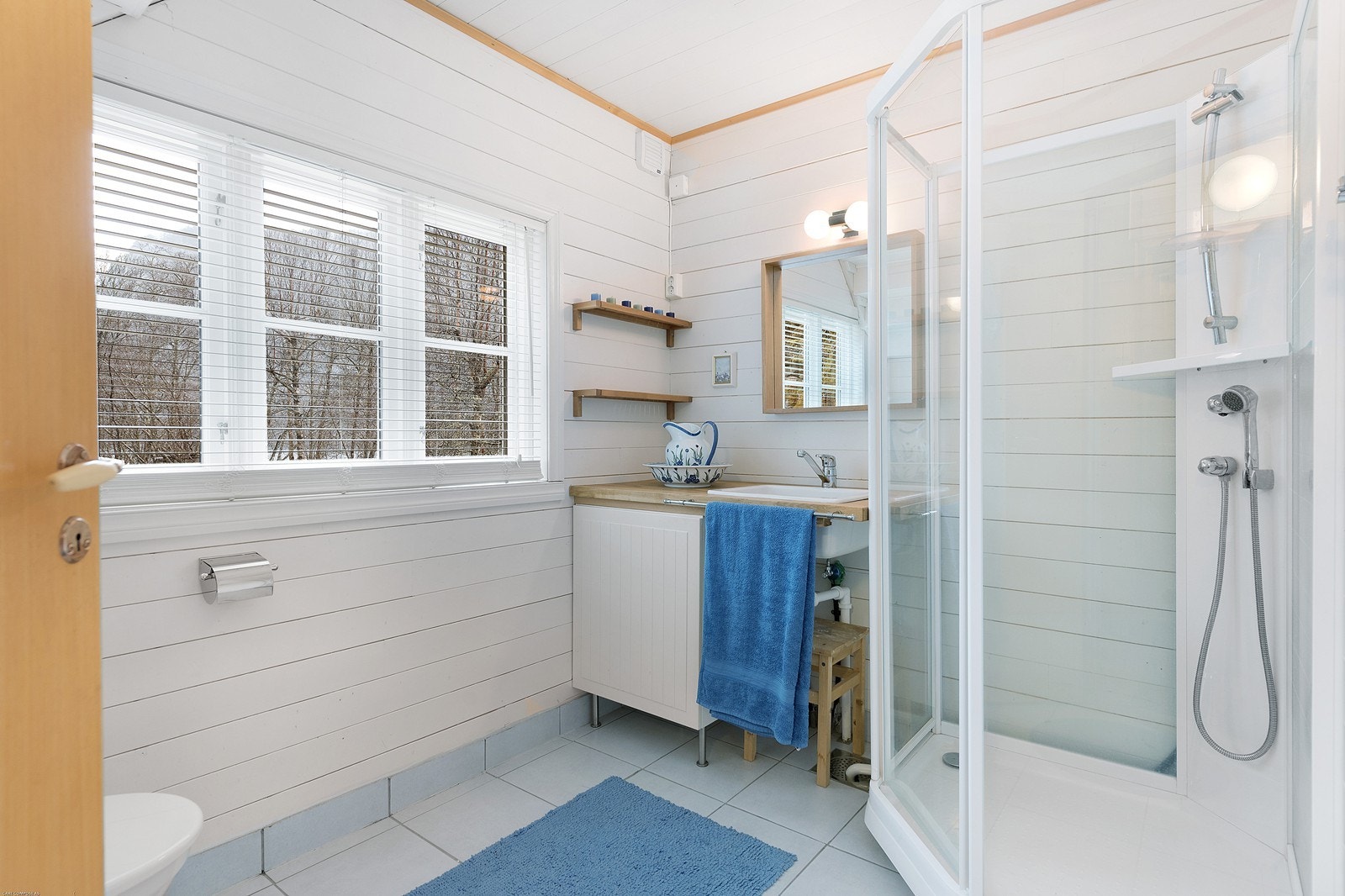 Baderommet ble modernisert i 2012 samtidig som man fikk innlagt vann. Galleribilde