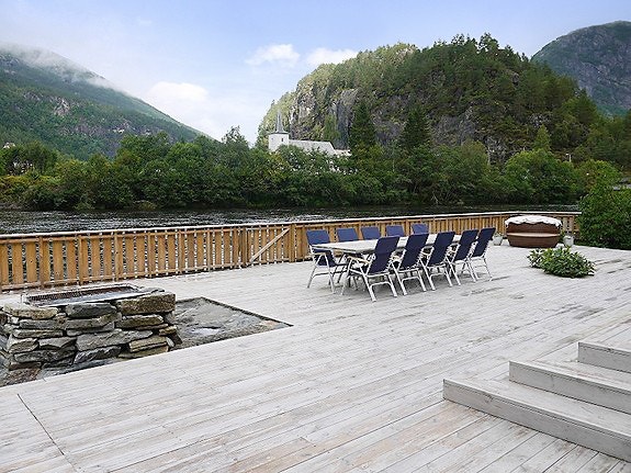 Idyllisk beliggenhet på Eidslandet like ved lakselven Ekso. Galleribilde