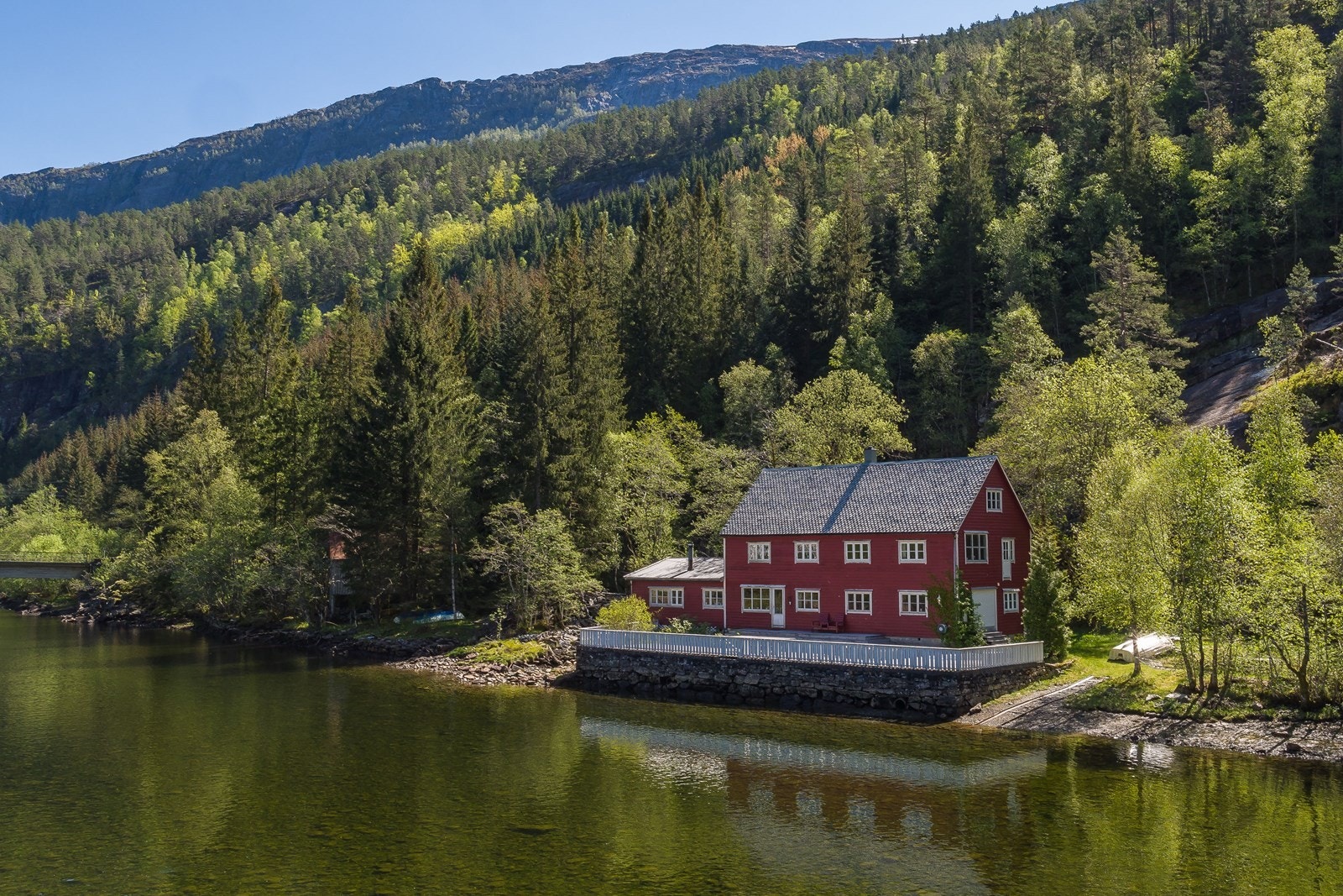 Her er de enkelt å få båten på sjøen med egent båtslipp. Galleribilde