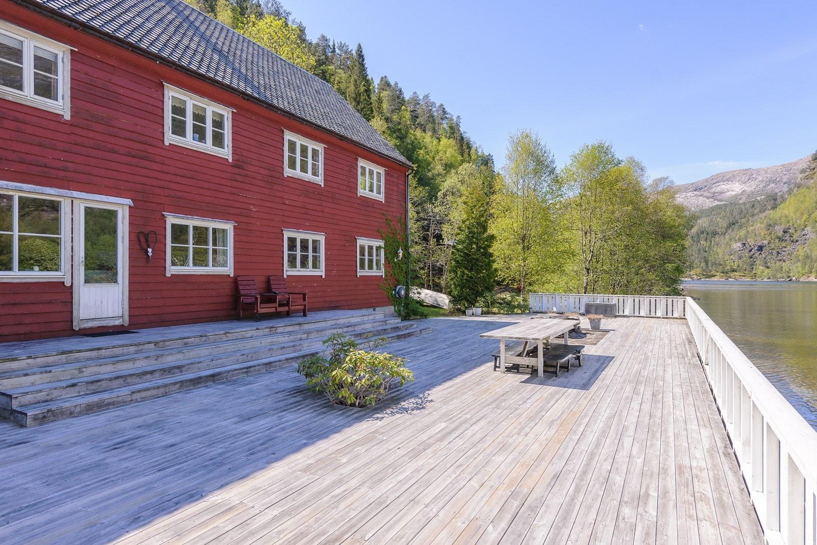 Inviter venner, familie og fotballaget om du ønsker. Terrassen er på hele 187 kvm rett i vannet. Galleribilde