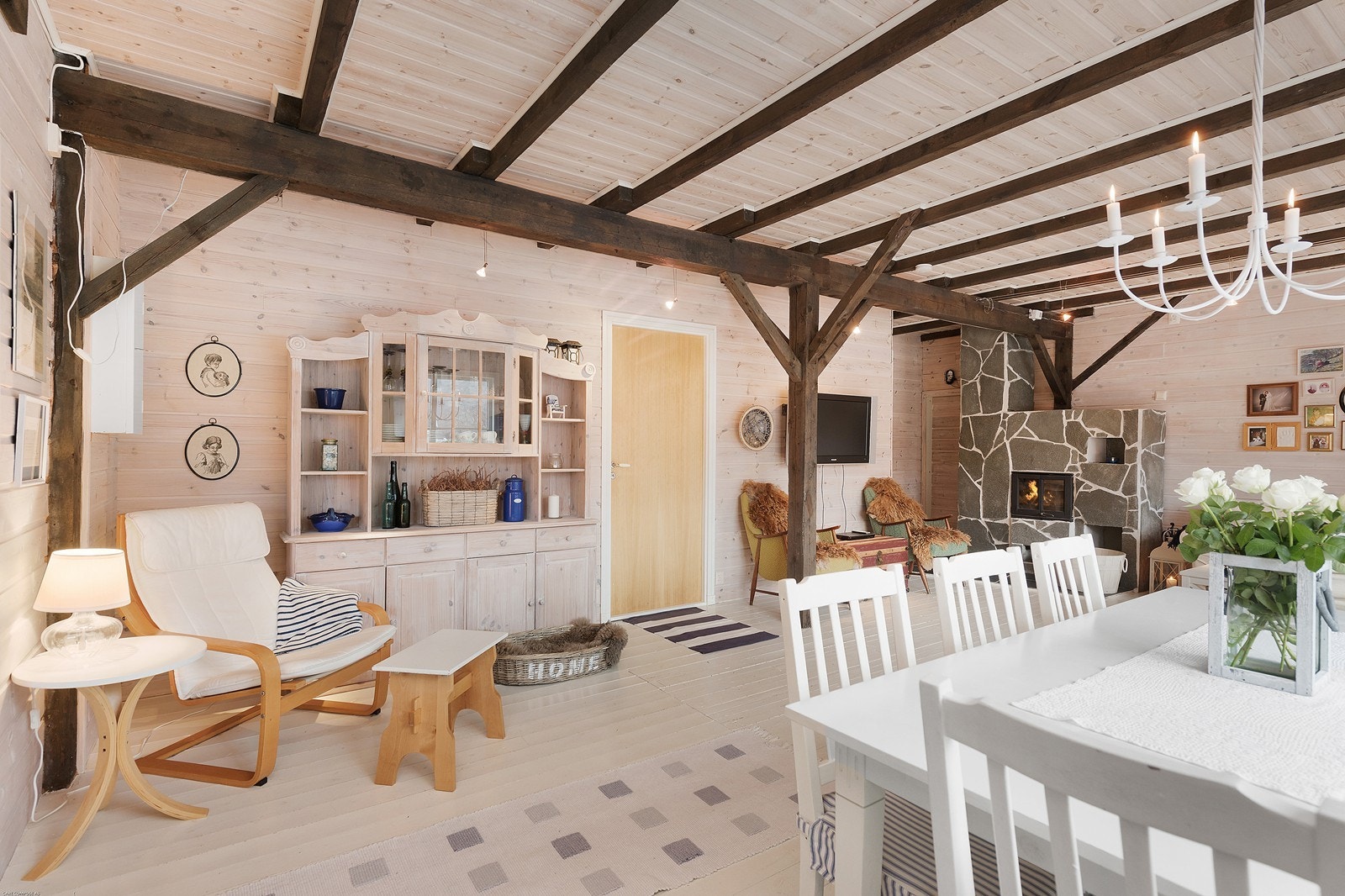 Spisebordet har sin naturlige plassering ved kjøkkenet og man har også plass til en lesekrok Galleribilde