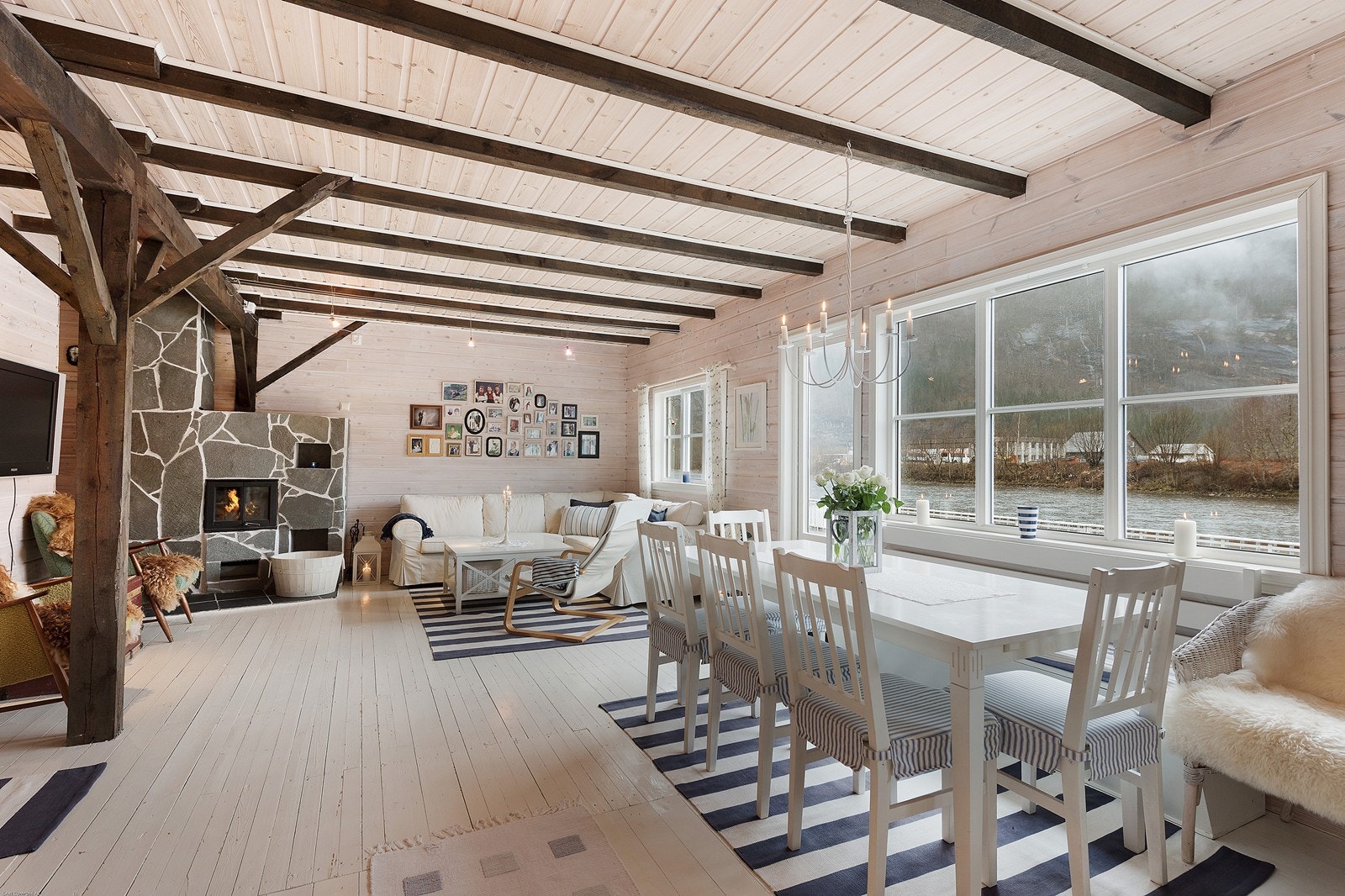 Stuen er romslig med god plass til sofagruppe og et stort spisebord. Galleribilde