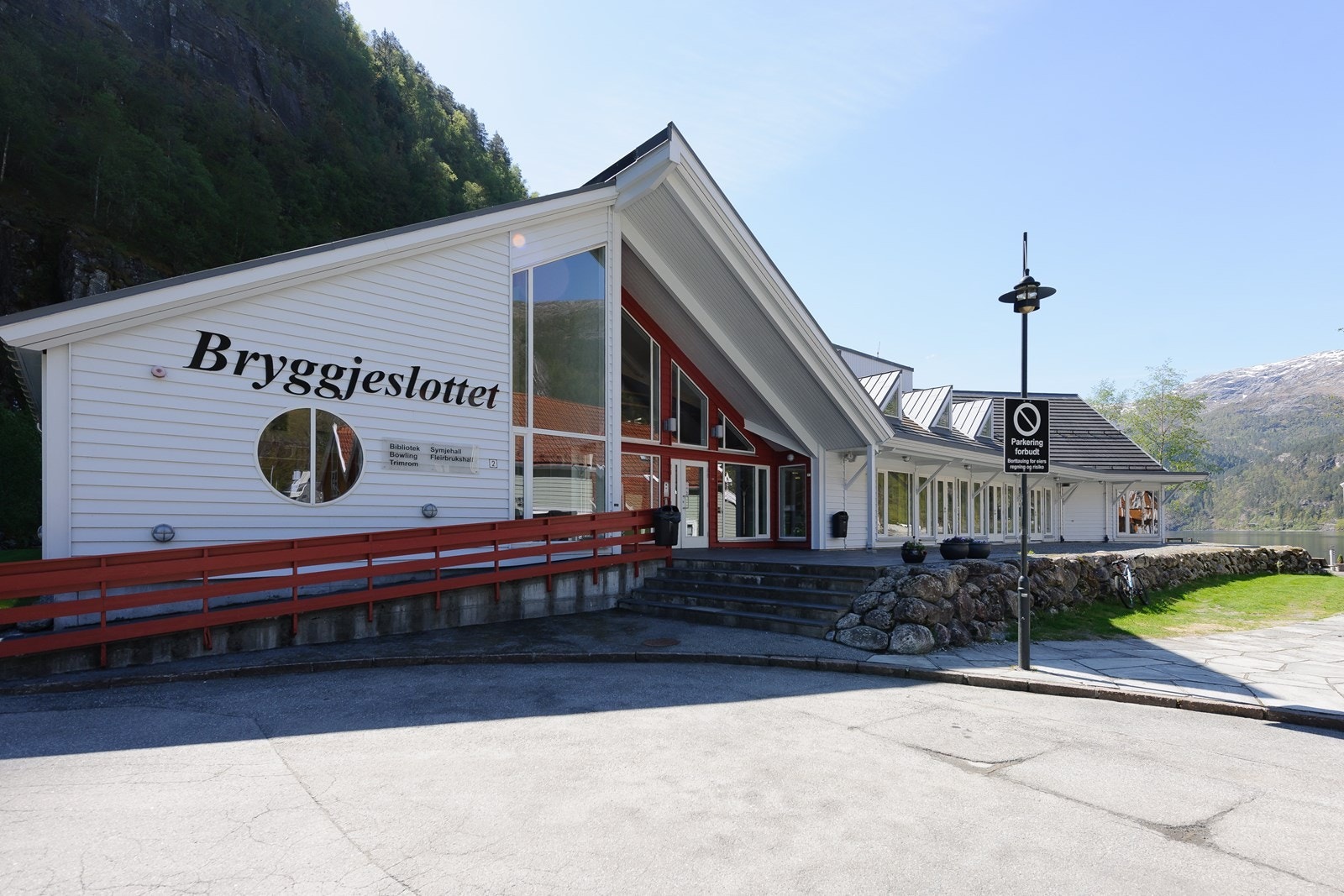 Kort vei til Bryggeslottet, med svømmehall, treningsrom, bowling, bibliotek m.m. Galleribilde