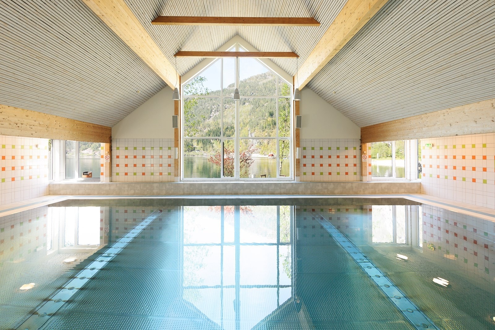 Med årskort kan hele familien benytte svømmehall, treningsrom mv. også utenfor åpningstid for kun 1900,- pr. år. Galleribilde