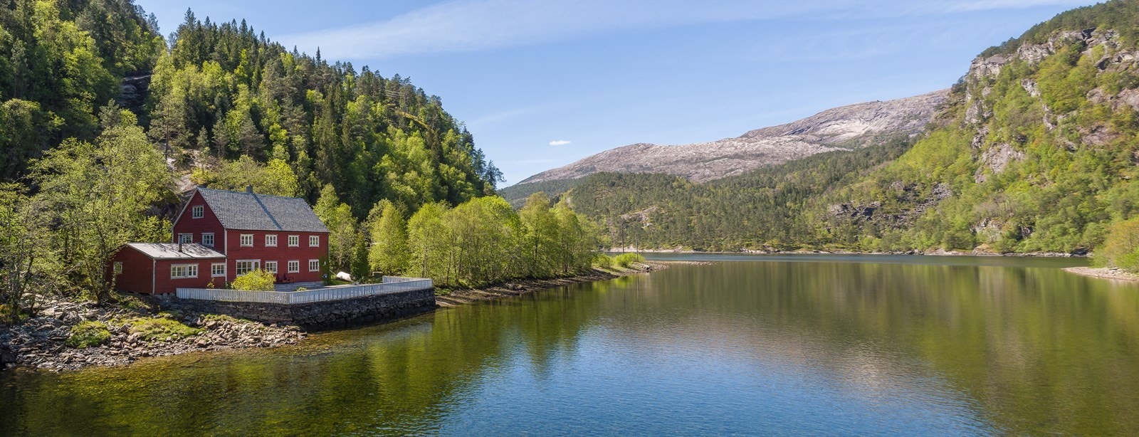 Hytte i vannkanten omkranset av herlig natur med god plass til venner og familie. Galleribilde