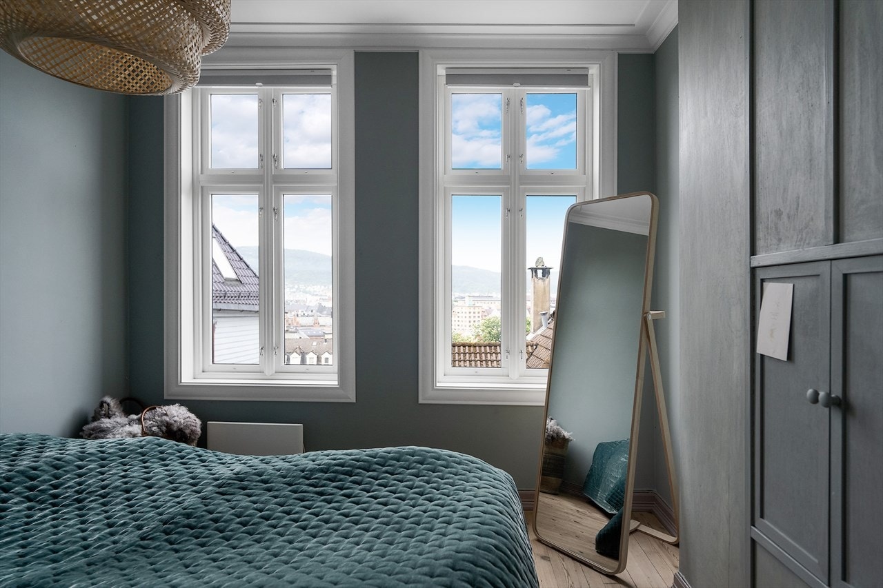 Soverom i 2. etasje. Dette er av god størrelse med garderobeskap. Galleribilde