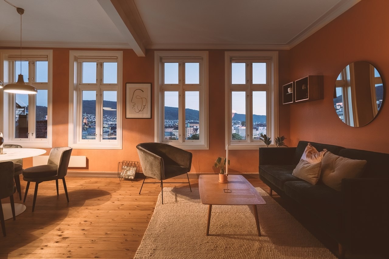 Kveldstid er det et vakkert lys inn i boligen. Galleribilde