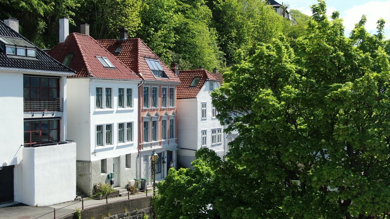 Fasaden ble nettopp malt og vinduer i front ble byttet, mai 2019. Galleribilde