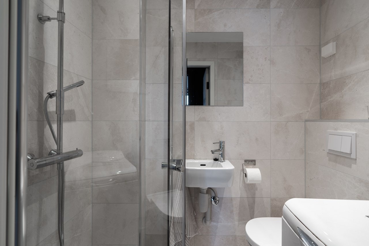 Delikat baderom i 1. etasje. Dette ble pusset opp i 2018. Galleribilde