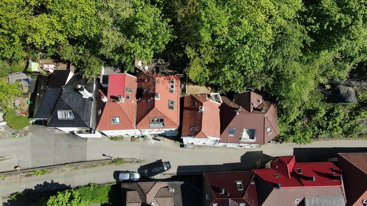 Takstein er skiftet på to taksider i 2010. De to resterende er antatt byttet for 30/40 år siden. Nye takrenner og nedløp skiftet i 2010. Galleribilde