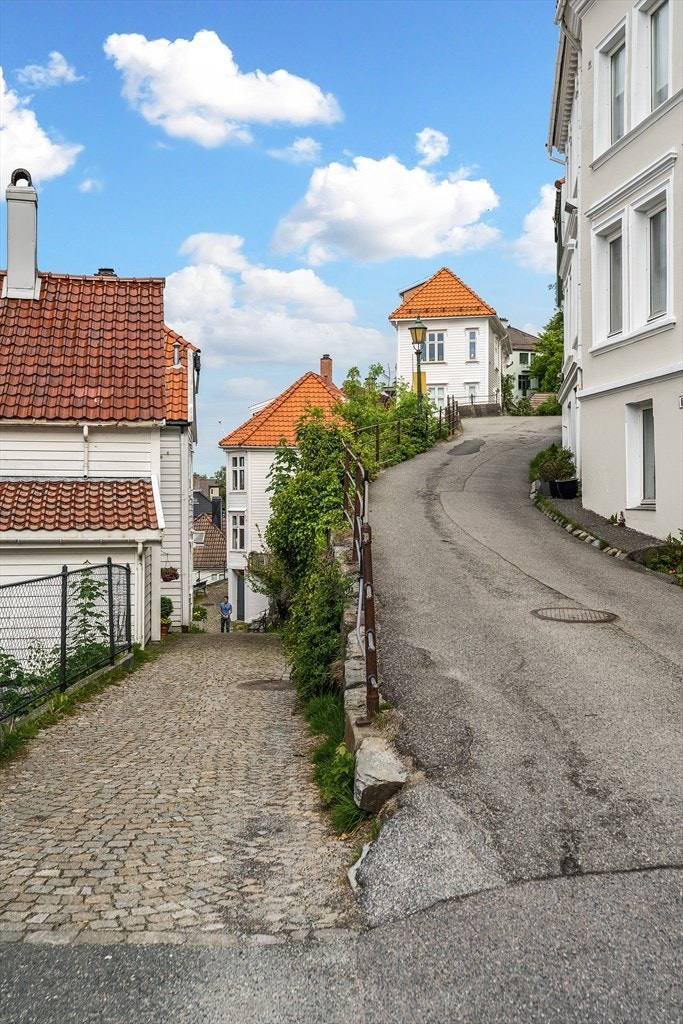 Boligen ligger rett ovenfor Øvre Korskirkealmenningen. Galleribilde