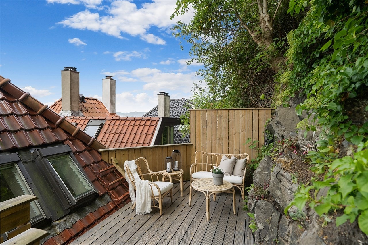 Usjenert og deilig uteplass. Direkte tilkomst til denne via soverom, eventuelt fra kjøkken. Galleribilde