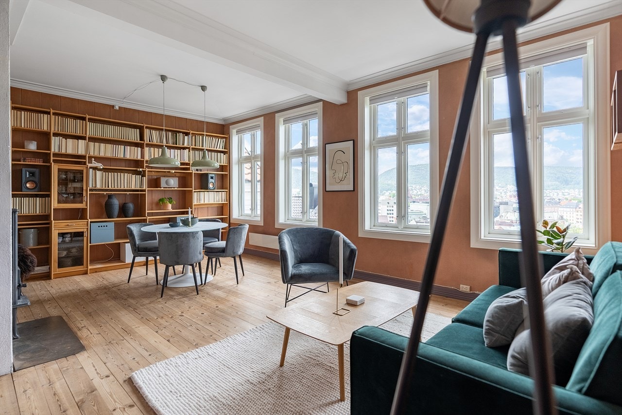 Stue i hoveddel (3. etasje). Galleribilde