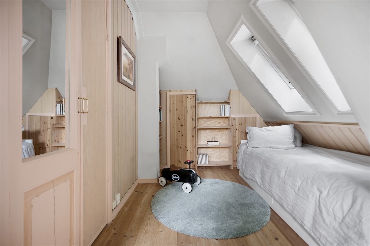 Soverom til hoveddel. Her er det utgang til uteplass. Galleribilde