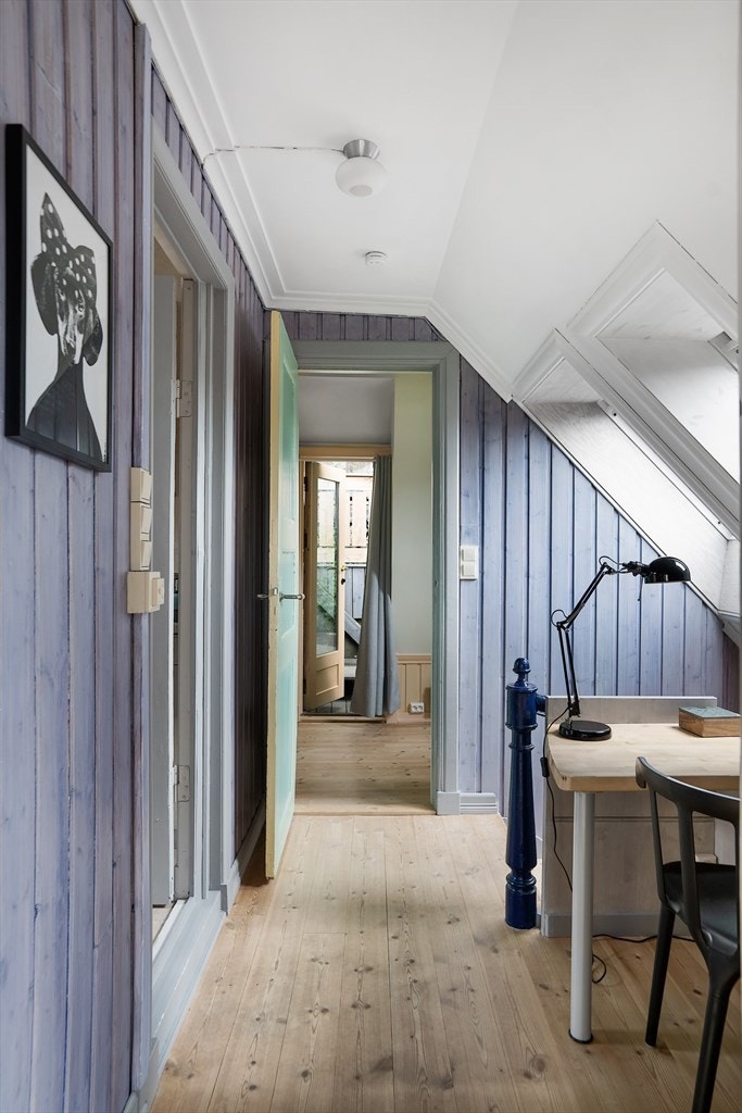 Boligen er særs godt utnyttet og kvaliteter behold. Ved trappeoppgang til soveromsfløy har man laget en arbeidsplass. Galleribilde