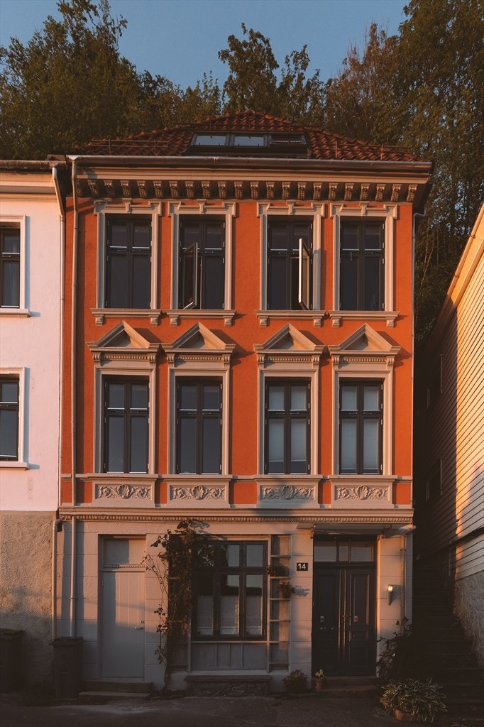 Boligen har en fin plassering like ovenfor Øvre Korskirkealmenningen. Galleribilde