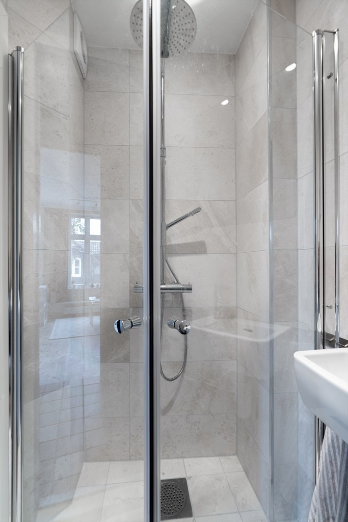 Nyoppusset baderom i første etasje (hybel). Galleribilde