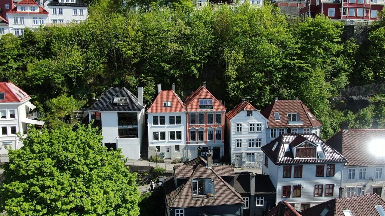 Fasaden ble i 2012 nominert til BAs fasadepris. For øvrig er fasaden brukt i innspilling av Varg Veum film. (Aqua-Lene bodde der i en av filmene). Galleribilde