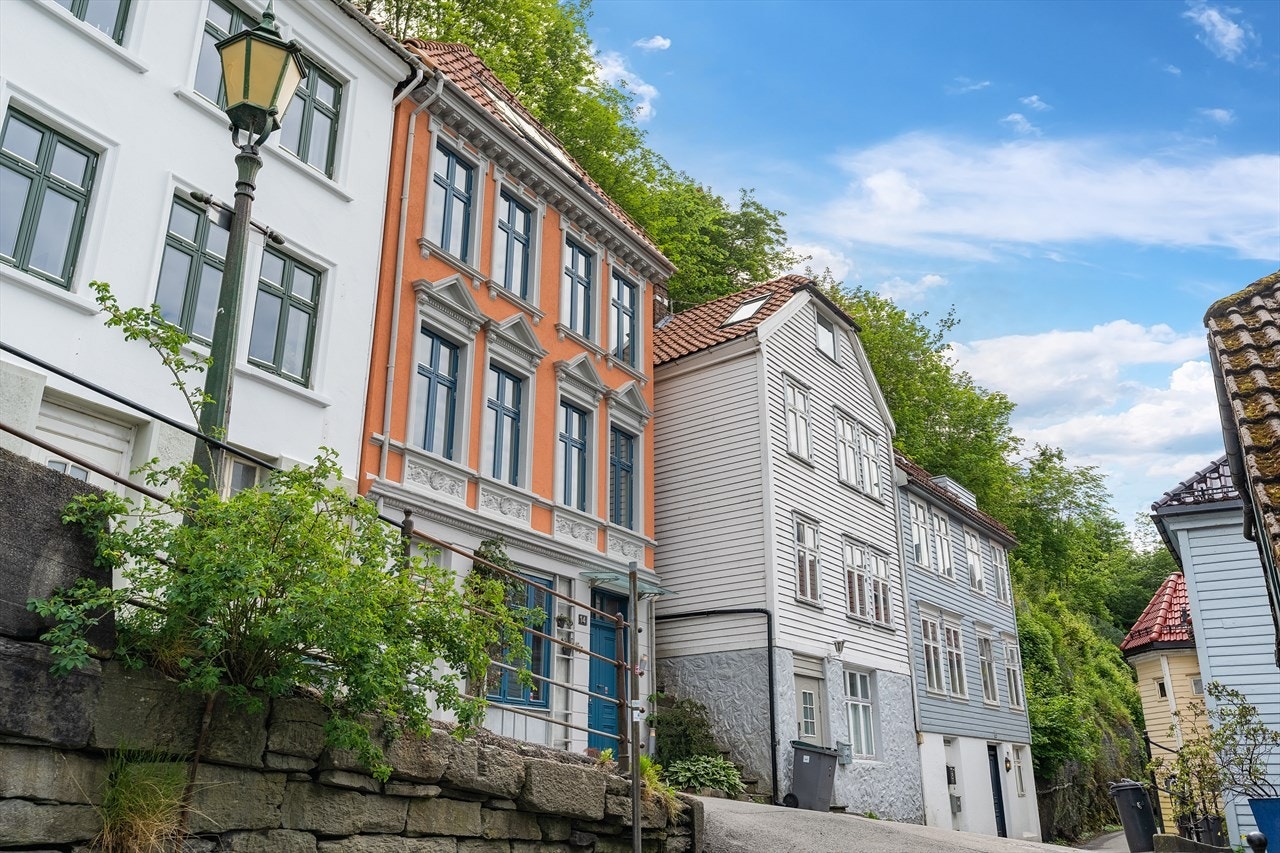 Eneboligen går over 4. plan og inneholder 3. godkjente leiligheter. Galleribilde