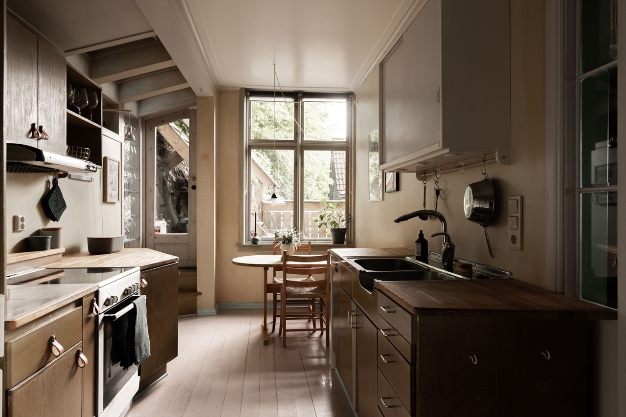 Eier har valgt å beholde det sjarmerende kjøkkenet. Legg merke til de fine lyskildene. Galleribilde