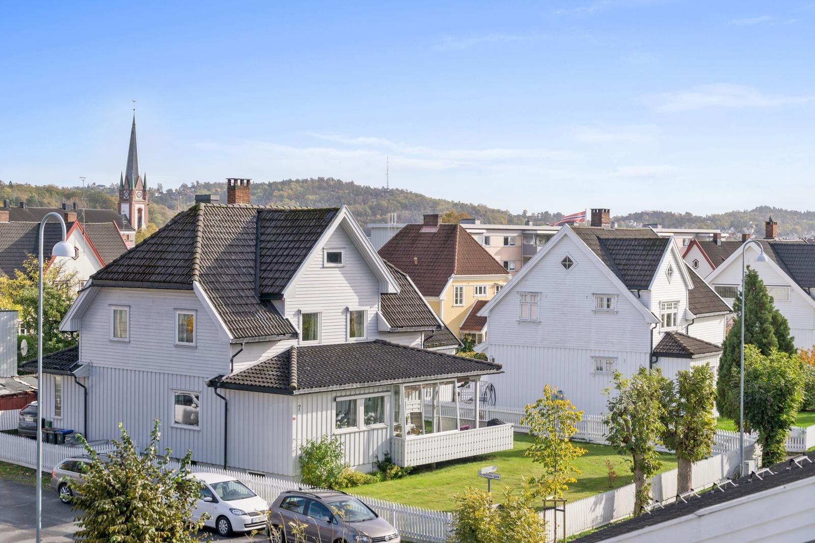 Vakker utsikt mot byen Galleribilde