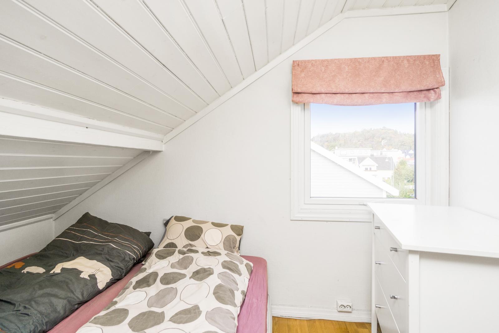Det er også plass til kommode el.l. på soverommet Galleribilde