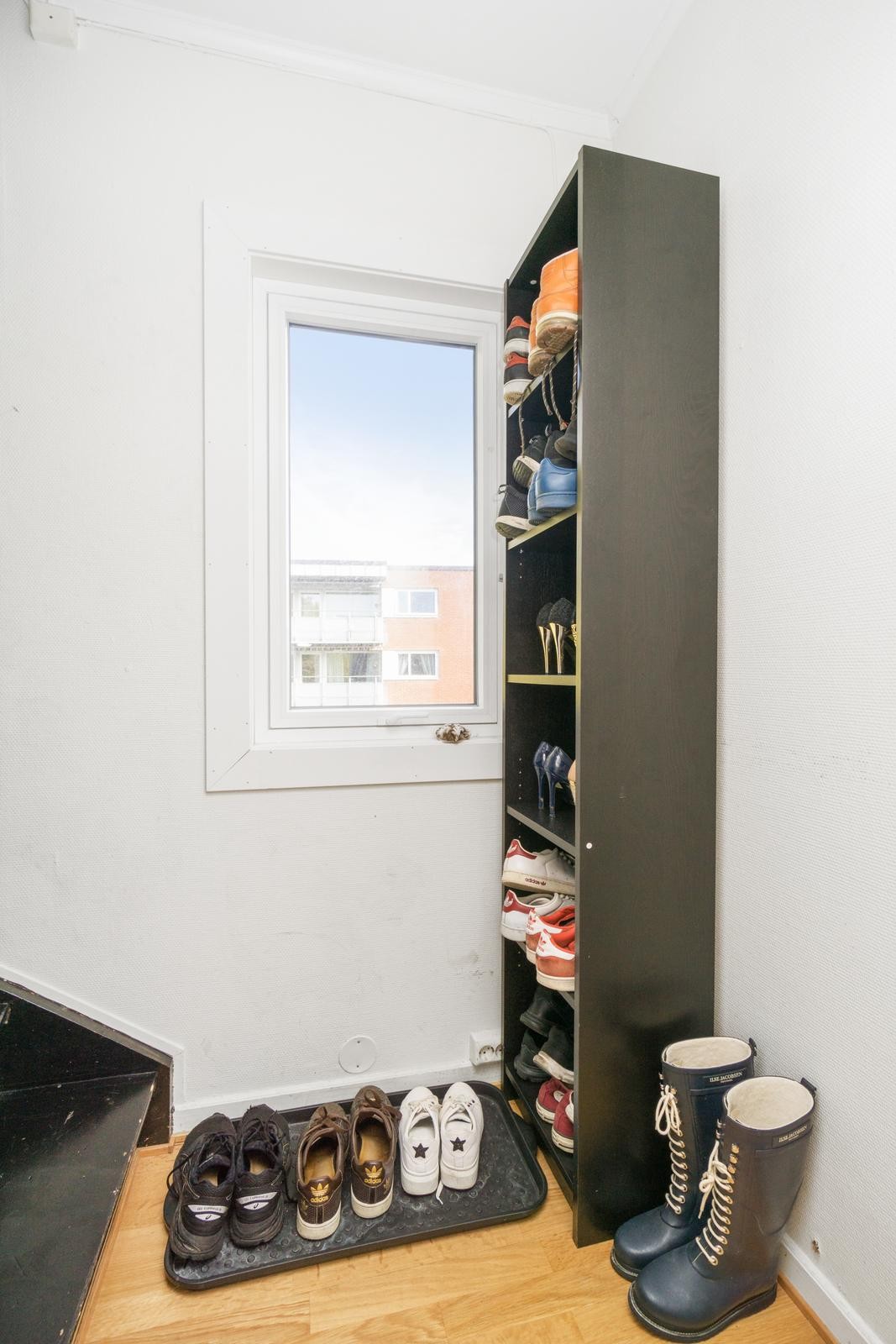 Entré, med trapp opp til leiligheten Galleribilde