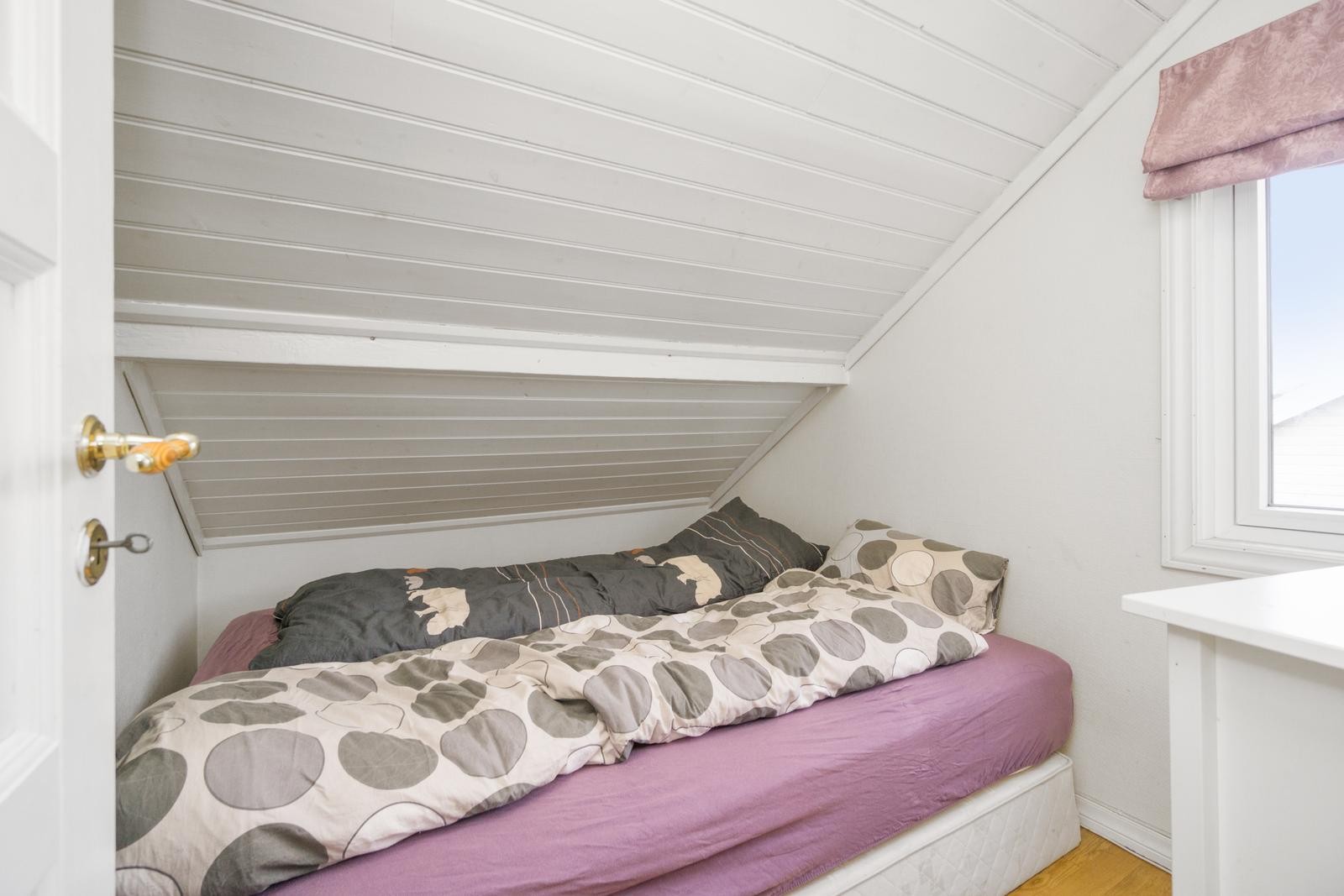 Lyst soverom med plass til dobbeltseng Galleribilde