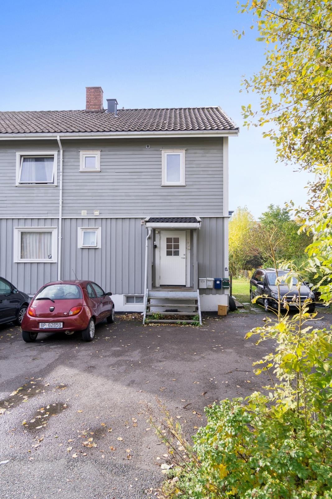 Parkeringsplass og inngangsparti (sommerbilde) Galleribilde