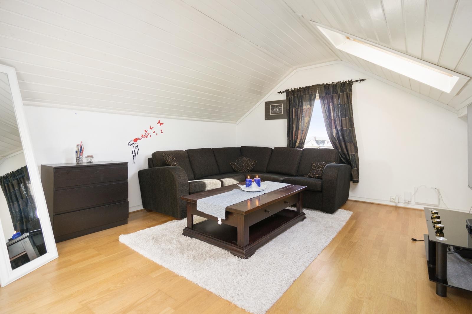 God plass til sofagruppe i stuen Galleribilde