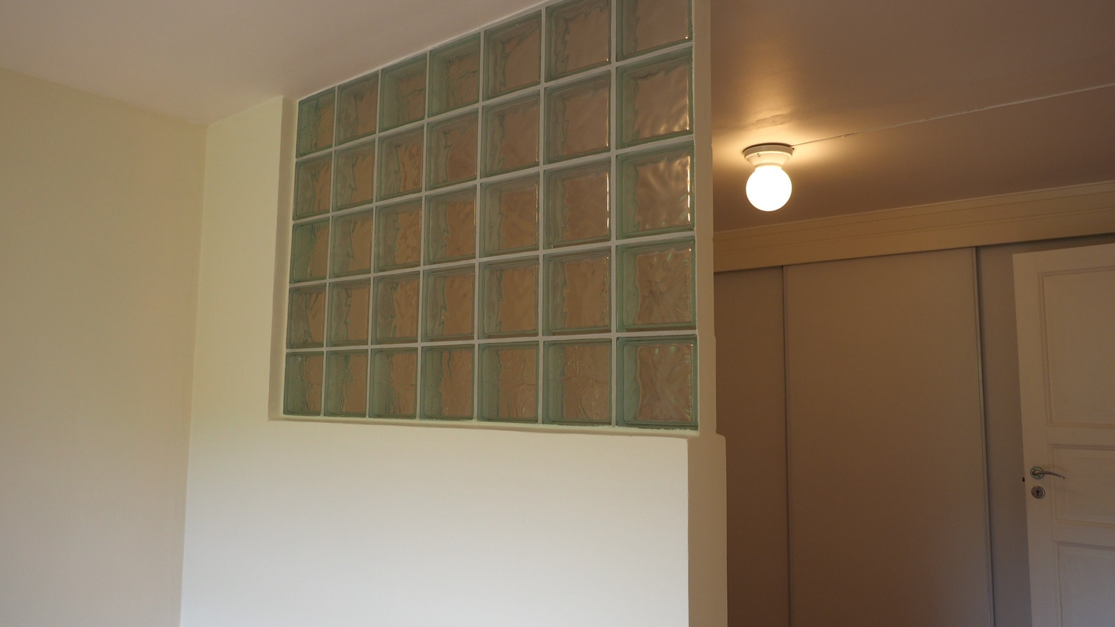 Glass stein mot soverom Galleribilde