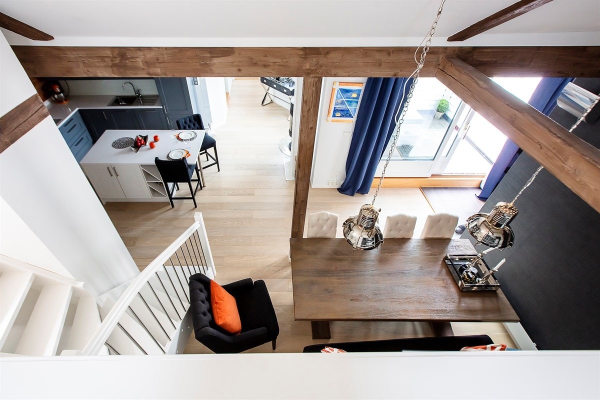 Fra stuen er det utgang til solrik balkong med kveldssol og plass til grill. Galleribilde