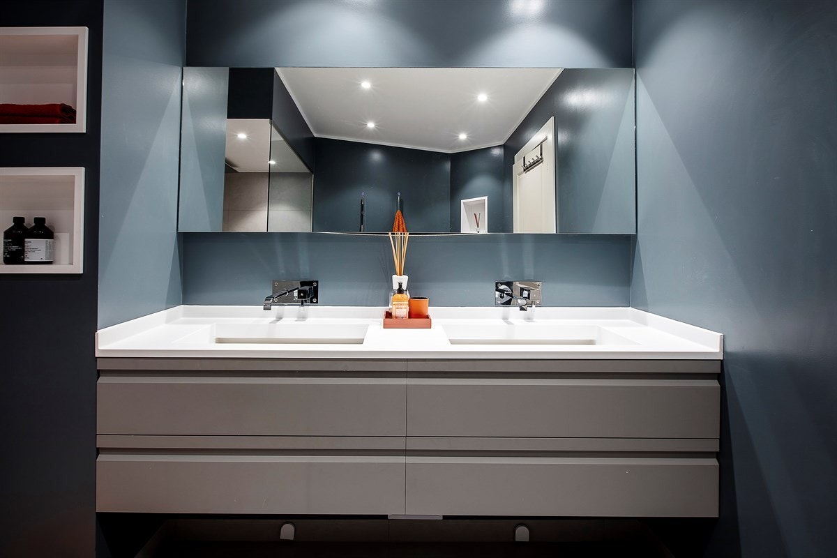 Badet inneholder dobbelservant, dobbeldusj, vegghengt wc og opplegg til vaskemaskin og tørketrommel. Galleribilde
