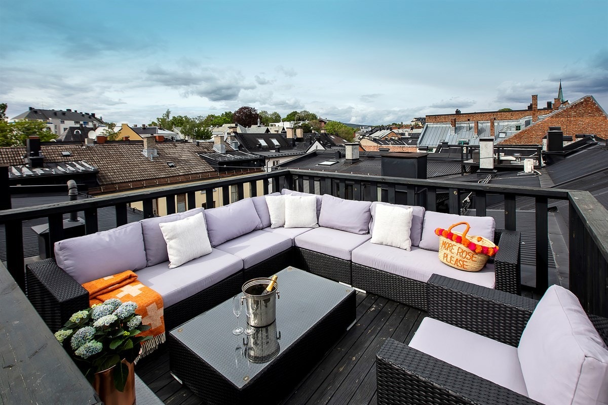 Takterrassen på 12kvm er ikke byggemeldt. Styret er i gang med å innhente anbud for utbedring av taket. Ved omlegging vil nåværende terrasse bli fjernet og det er opp til ny eier og søke for å sette opp en ny. Galleribilde