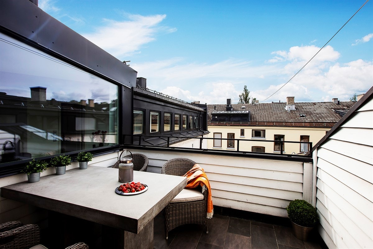 Vestvendt balkong med kveldssol og rikelig med plass til møblement og grill. Galleribilde