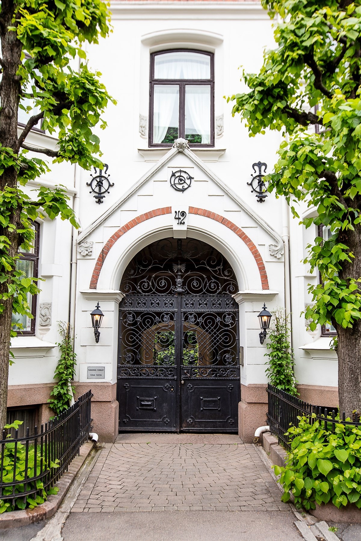 Fasjonabel og klassisk Frogner-gård. Galleribilde