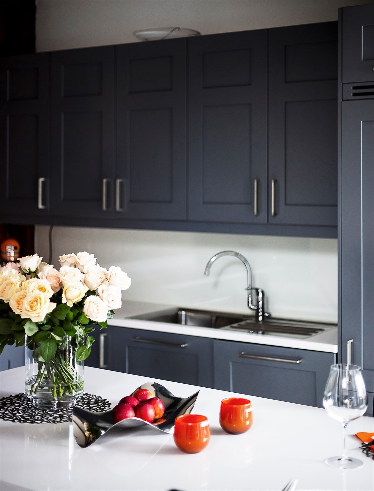 Silestone benkeplate, samt mye skapplass. Galleribilde