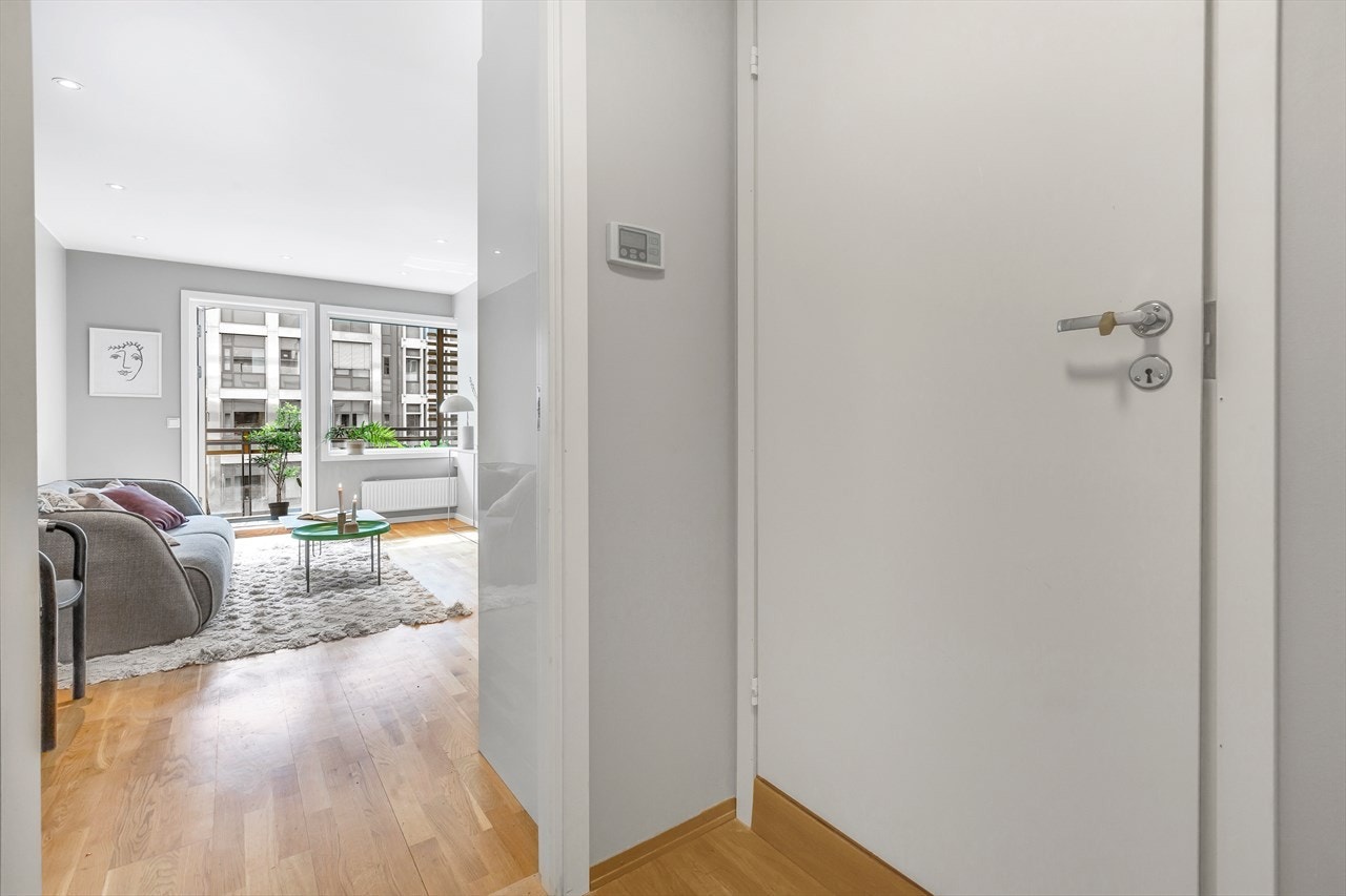 Innbydende entré med skyvedørsgarderobe. Galleribilde