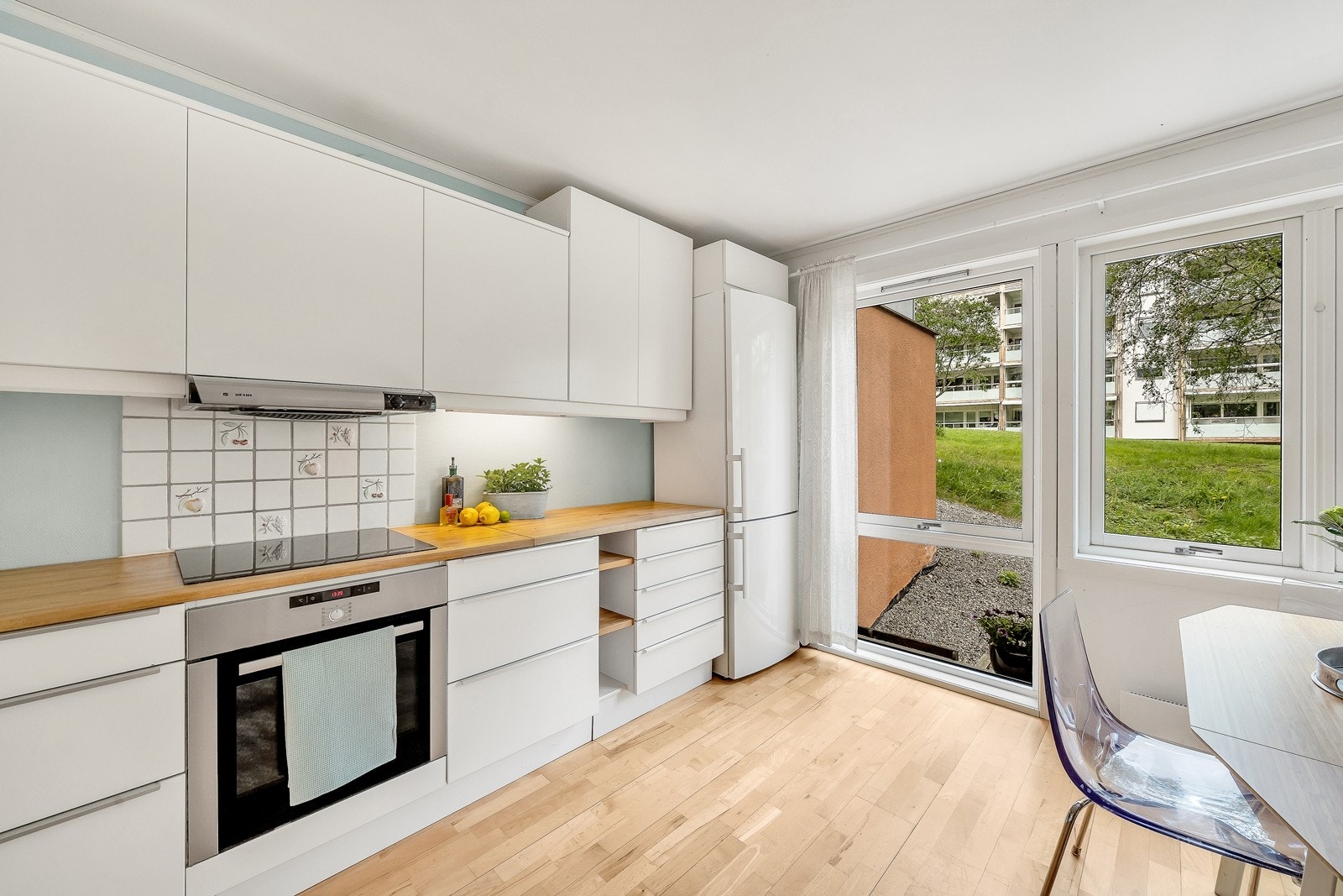 Fra kjøkkenet er det mulig å sette en dør som går ut til "bakhagen". Dette må søkes om. Galleribilde