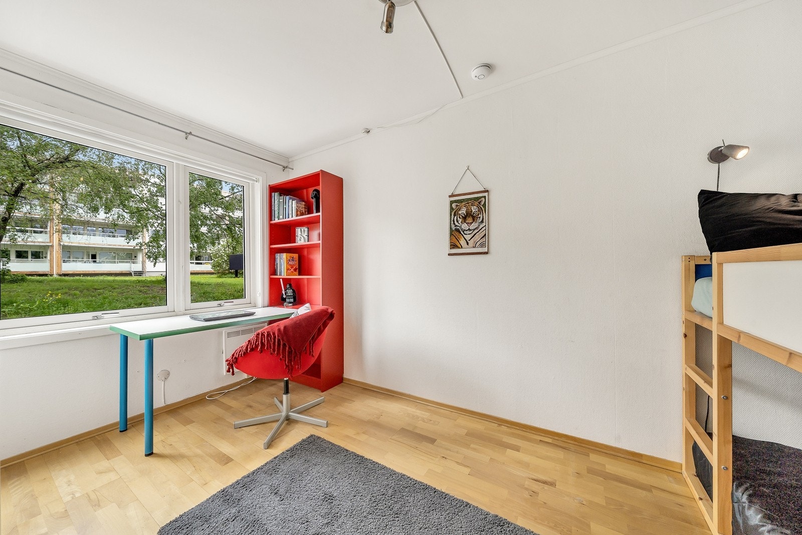 Soverom nummer 2 er også av god størrelse med plass til seng, pult og garderobeskap. Galleribilde