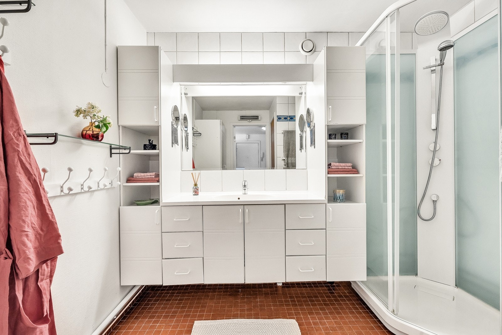 Baderommet er romslig og har opplegg til vaskemaskin, dusjkabinett og servantskap Galleribilde