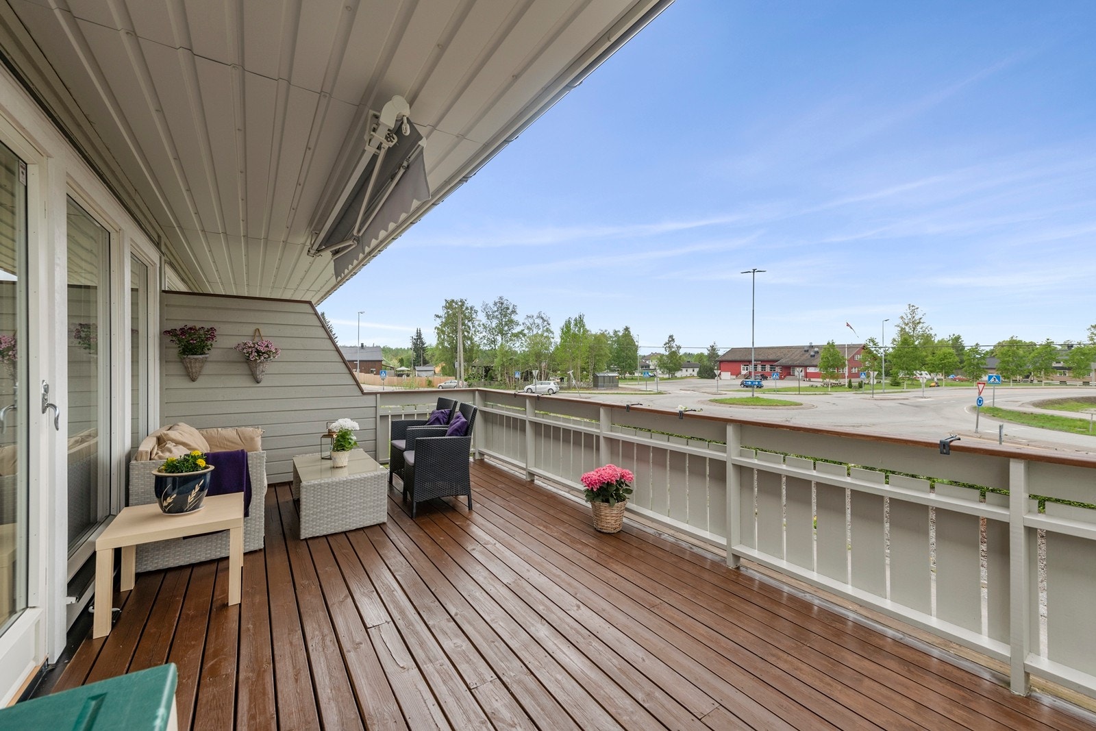 Terrassen kan nytes på solfylte dager såvel som i ruskevær Galleribilde