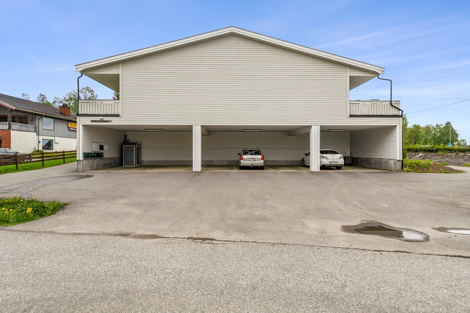 Leiligheten har parkeringsplass i felles carport-anlegg Galleribilde