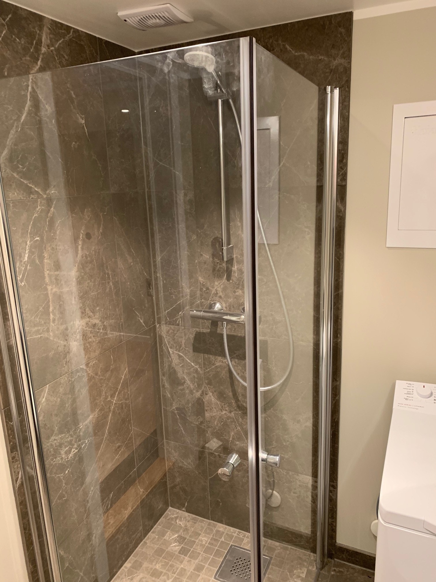 dusj på badet Galleribilde