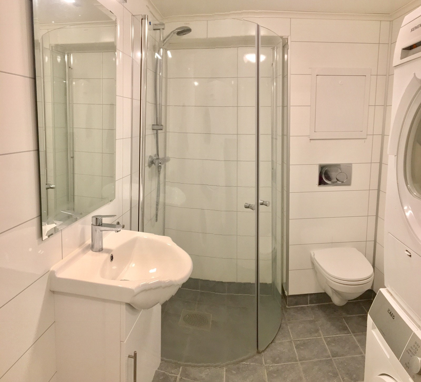 Bad med vaskemaskin og tørketrommel Galleribilde