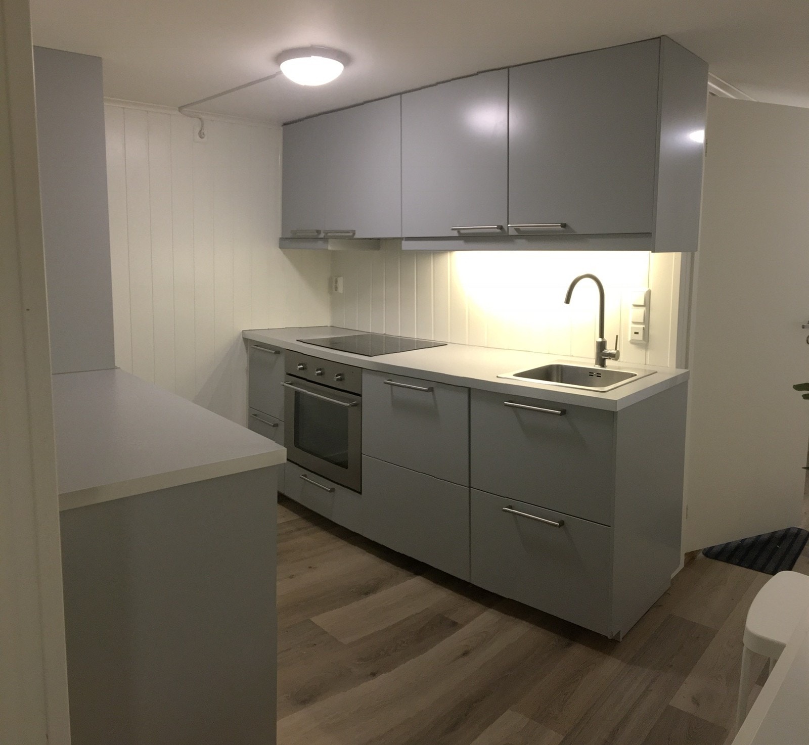 Nytt og moderen kjøkken med alle integrerte hvitevarer. Galleribilde