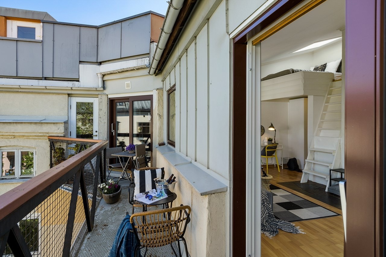 Direkte tilgang til takterrasse via baktrapp fra balkong Galleribilde