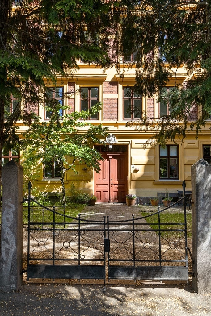 Hyggelig inngangsparti til en flott og klassisk bygård Galleribilde