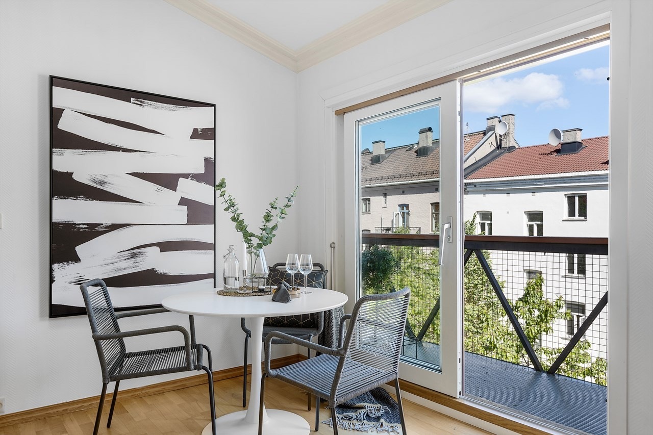 Utgang til balkong fra stuen Galleribilde