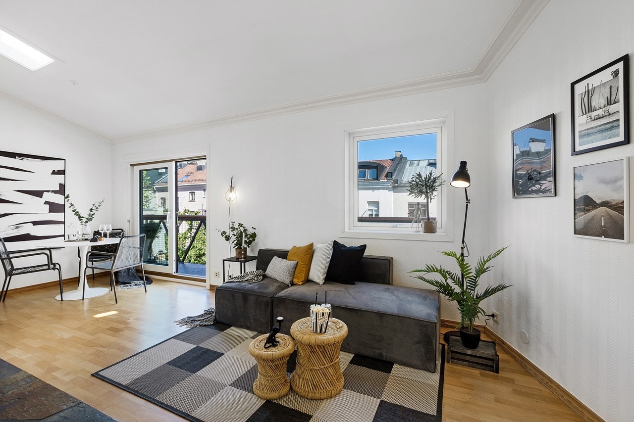 I stuen er det plass til både sofa og spisegruppe. Galleribilde